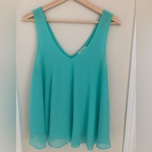 E2M light flowy sleeveless blouse